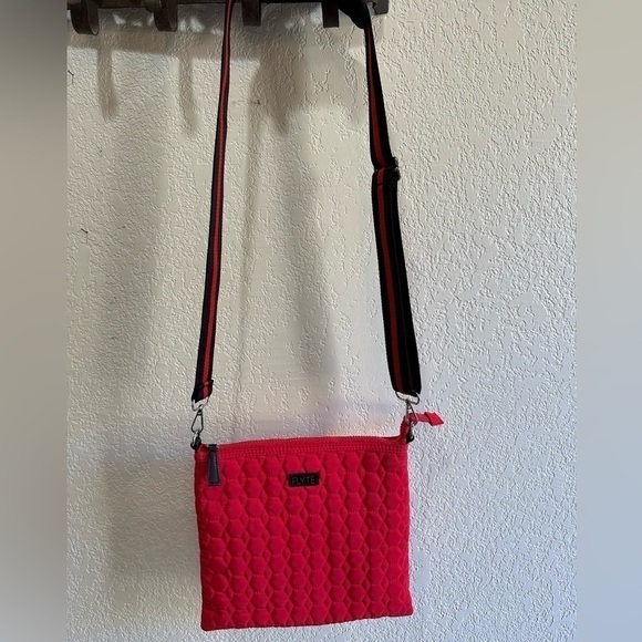 Flyte Quilted Messenger Crossbody Adjustable Strap Red Bag - Picture 2 of 7